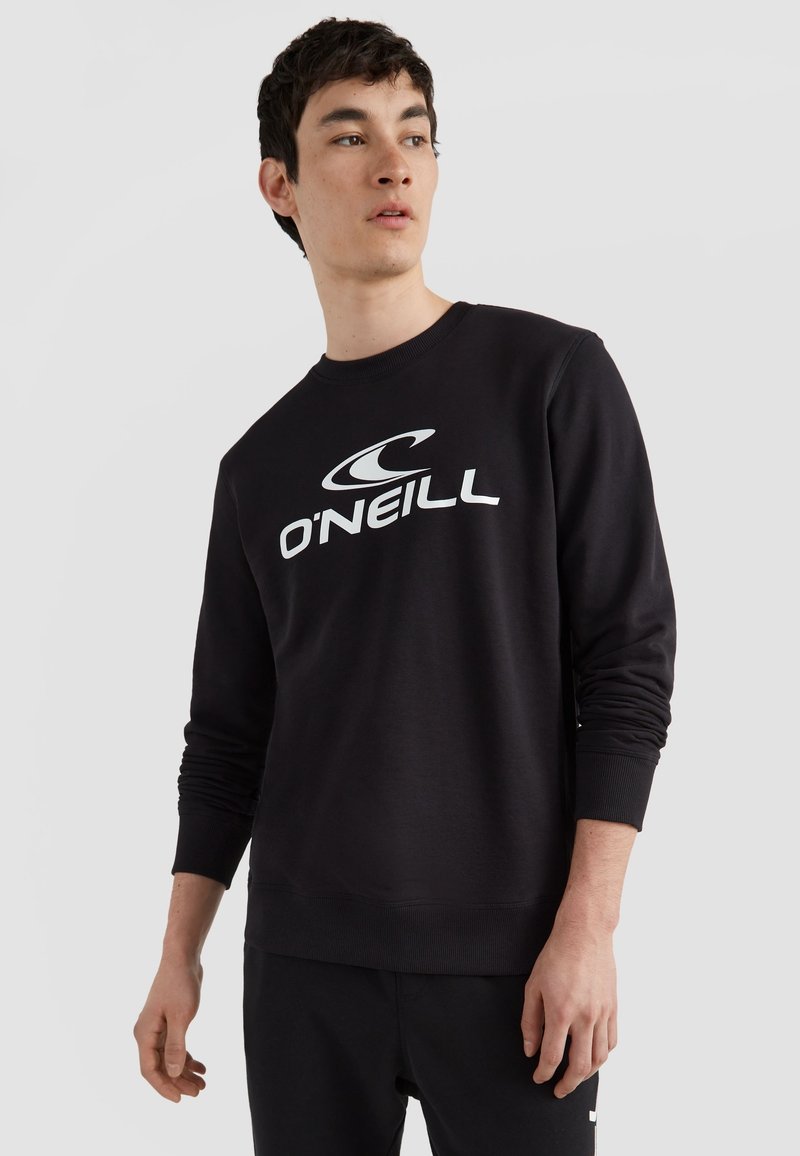 Sudadera negra de manga larga, con cuello redondo y un prominente logo blanco de "O'Neill" en el pecho. Puños y dobladillo acanalados. Textura suave.