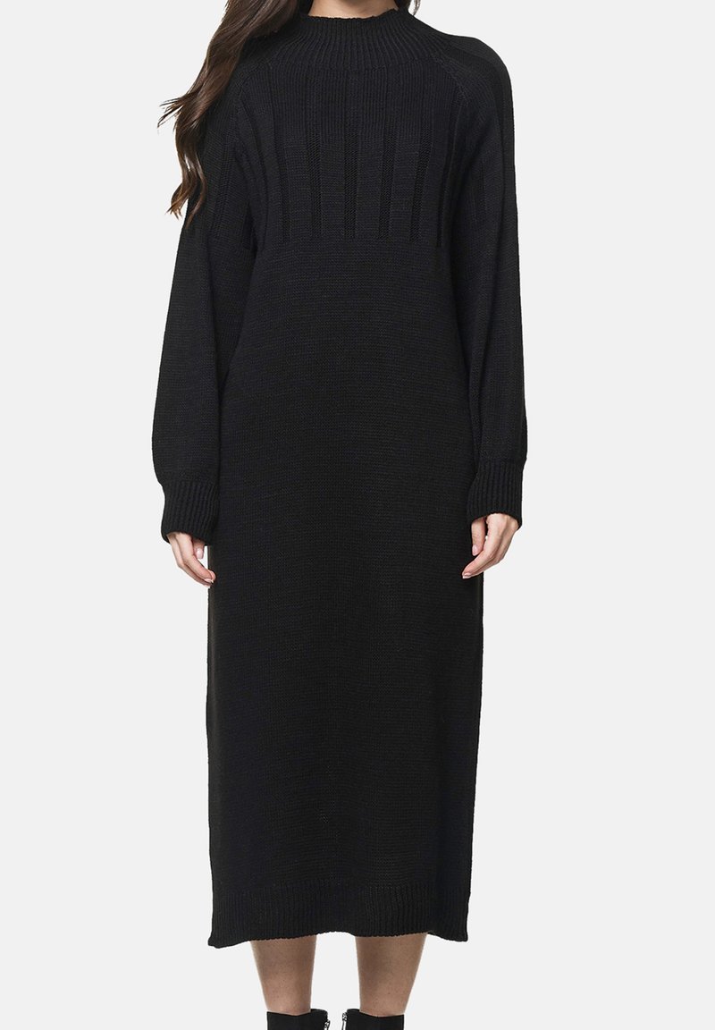 Czarna dzianinowa sukienka z półgolfem, prążkowaną fakturą, długimi rękawami i prostym krojem sięgającym do połowy łydek. Posiada delikatny pionowy wzór.