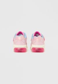 Ténis Geox cor-de-rosa com parte superior lisa, detalhes em azul, tiras de velcro e solas cor-de-rosa semi-transparentes. Material macio com acabamento texturizado.