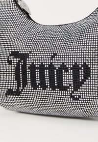 Svart nätväska med silverstrass, med ordet "Juicy" i fet svart stil. Bågformad axelbandsdesign.