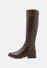 Braunlederne Stiefel bis zum Knie mit glatter Oberfläche, dekorativem Riemen mit einer Metallschnalle und niedrigem, gestapeltem Absatz. Seitliche Ansicht dargestellt.