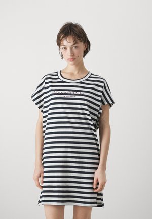 Abito a t-shirt a righe in blu navy e bianco, con scollatura rotonda e maniche corte. Testo del logo del marchio in modo sottile sul petto.