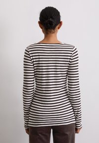 Langsleeve shirt met een bruin en wit horizontaal streepmotief, gemaakt van zachte stof met een getailleerde pasvorm en een ronde halslijn.