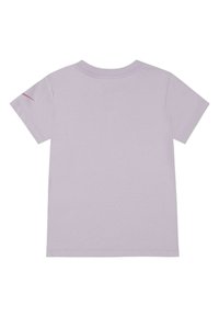 T-shirt estivo corto a maniche corte di colore viola chiaro, realizzato in cotone con collo a giro. Presenta un piccolo logo rosa accentato sulla spalla sinistra.