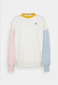 Sudadera blanca con cuello redondo amarillo, manga izquierda rosa y manga derecha azul. Presenta un pequeño logo negro en el pecho. Material de algodón suave.