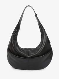 Bolso de ombro em pele preta, em forma de crescente, com alça ajustável e zipper visível de lado, em fundo neutro.
