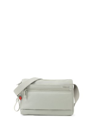Lichtgrijze rechthoekige crossbodytas met voorvak met ritssluiting, verstelbare band, klein rood label en merklogo rechtsboven.