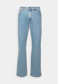 Ljusblå utsvängda jeans i denim. Har fem fickor, knappstängning och synlig söm längs sömmarna och fållen.