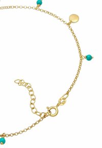 Bracciale con catena color oro caratterizzato da perline in turchese, lunghezza regolabile con chiusura a gancio e anelli testurizzati per una presa migliore.