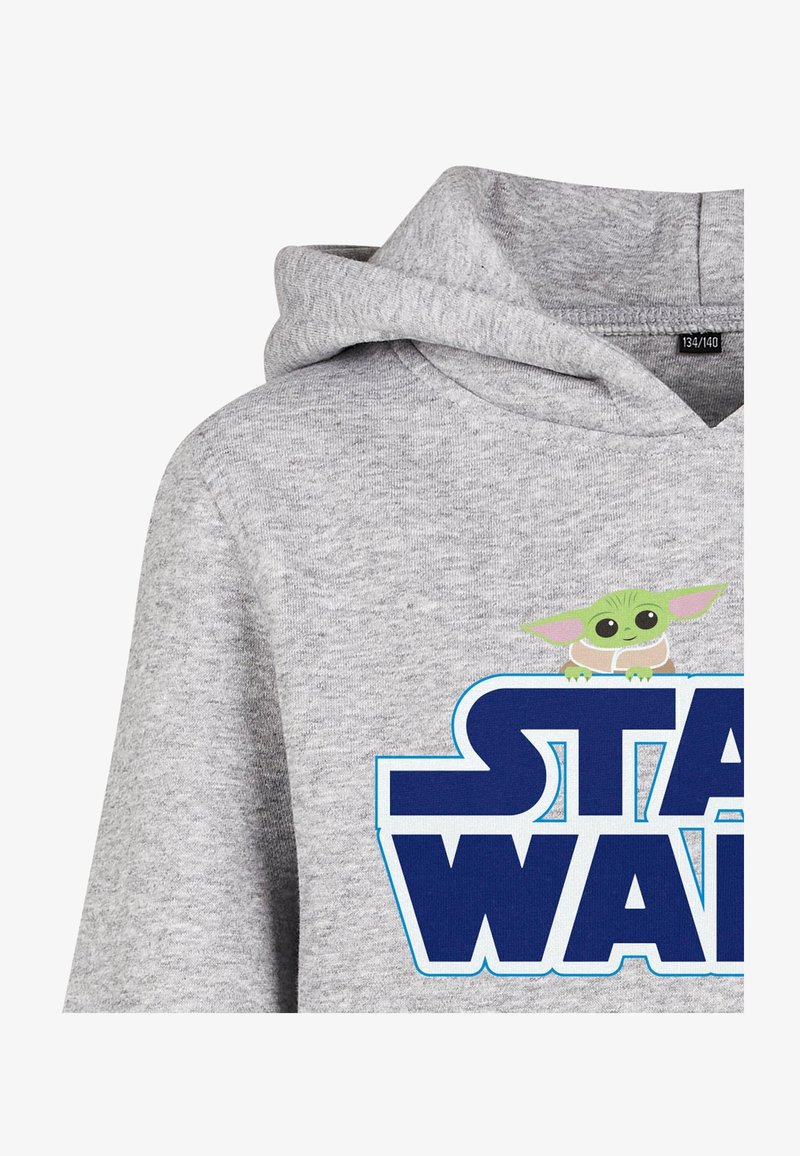Sweat à capuche gris avec un grand texte bleu "Star Wars" et un petit personnage vert aux grandes oreilles dépassant par-dessus les lettres.