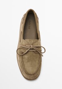 Bruine suède moccasinschoen met een ronde neus, vetersluiting, zichtbare stiksels en een gladde binnenvoering. Eenvoudig en klassieke ontwerp.