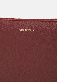 Coccinelle BEST CROSSBODY - Borsa a tracolla - bordeaux