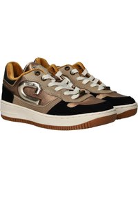 Sneakers met een metalen bronzen bovenkant, getextureerde zwarte accenten, witte veters en een rubberen zool met een bruine loopvlakpatroon.