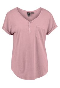 T-shirt in cotone rosa a maniche corte con scollo a V, patta con tre bottoni e taschino sul petto sinistro. Orlo arrotondato con maniche arrotolate.