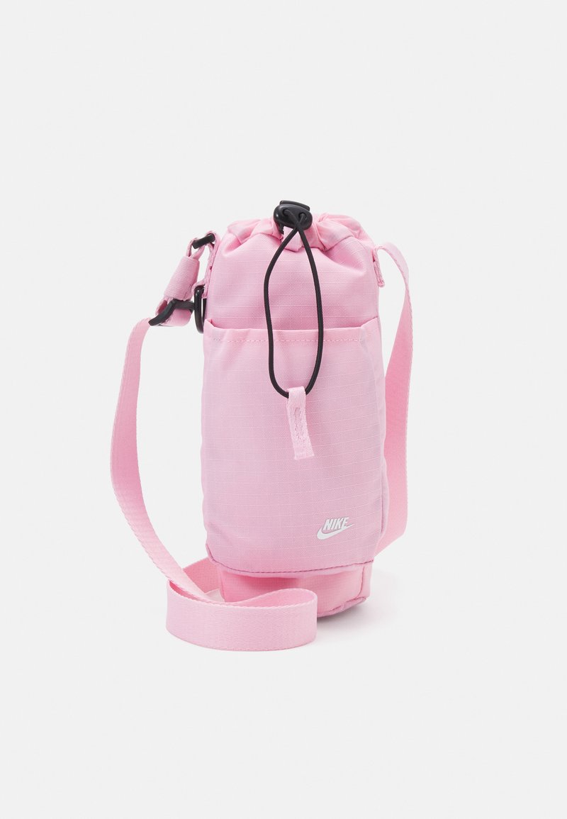 Nike Sportswear CLUB HYDRATION CARRIER UNISEX - Soma ar siksnu pāri ķermenim - med soft pink/black/white