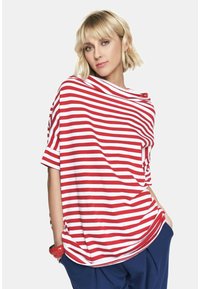 Czerwona i biała t-shirt z dużymi paskami, o dekolcie w łódkę, wykonana z miękkiego materiału, z krótkimi rękawami i luźnym krojem.