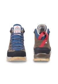 Et par brune og blå vandrestøvler, den ene viser fronten med snørebånd, den anden viser bagsiden med rød trækkrog og mærkelogo.