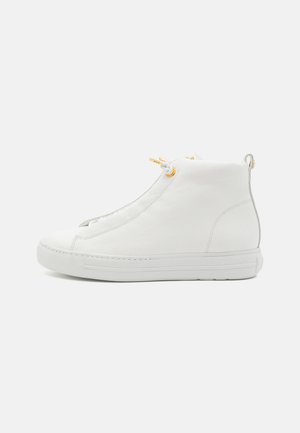 Weiße High-Top-Sneaker aus strukturiertem Leder, mit einer glatten Gummisohle und goldfarbenen Akzenten an den Schnürsenkeln und dem Reißverschluss.