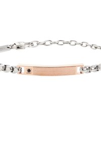 Pulsera de cadena de plata con una placa de acento en oro rosa con un detalle texturizado y una piedra negra. Cierre de bloqueo seguro.