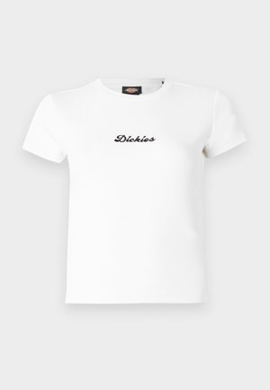Weißes, kurzärmeliges, geripptes T-Shirt mit schwarzem, kursiv geschriebenem "Dickies"-Logo mittig auf der Vorderseite und rundem Ausschnitt.