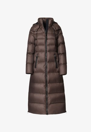 Długi brązowy puchowy płaszcz z wysokim kołnierzem, przednim zamkiem błyskawicznym, dwiema bocznymi kieszeniami na zamek oraz przymocowanym kapturem ze sznurkami.