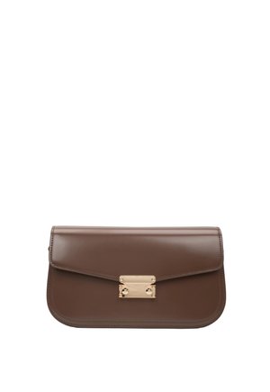Bruine leren clutch met afgeronde randen en een gouden rechthoekige sluiting in het midden aan de voorkant.