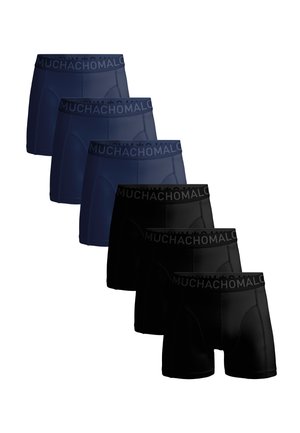 Seis bóxers para hombre en azul marino y negro, cada uno con una cintura elástica de marca que dice "MUCHACHOMALO".