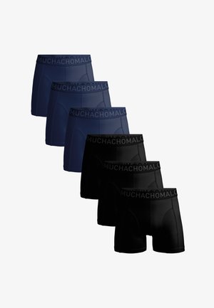 Zes herenboxers in marineblauw en zwart, elk met een elastische tailleband met het merk "MUCHACHOMALO".