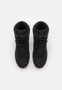 Schwarze High-Top-Stiefel mit einer strukturierten Oberseite, kontrastierenden grauen Schnürsenkeln und einem gepolsterten Schaft, entworfen für Langlebigkeit und Komfort.