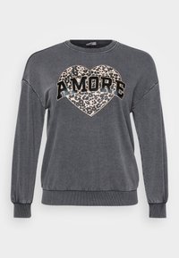 Sweatshirt cinza com mangas longas, punhos canelados e decote arredondado. Apresenta um coração em padrão de leopardo e "AMORE" em texto preto em negrito.