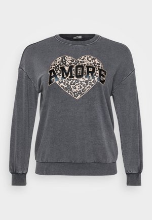 Grå sweatshirt med lange ærmer, ribbede manchetter og rund halsudskæring. Har et leopardprint hjerte og "AMORE" i fed sort tekst.