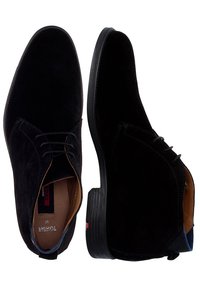 Bottines noires en daim avec une texture lisse, bout rond, design à lacets et semelle en caoutchouc synthétique. L'intérieur présente un revêtement beige.