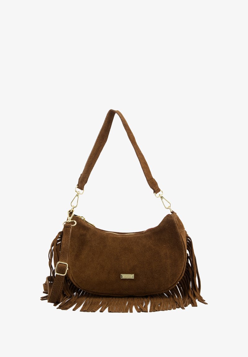 Hnědá semišová kabelka přes rameno s třásněmi, zlatými kovovými detaily, zipovým uzávěrem a nastavitelným popruhem. Měkká textura a zakřivený tvar.
