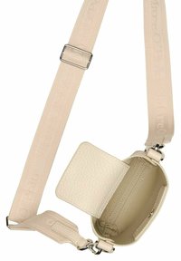 Borsa a tracolla in pelle beige con finitura testurizzata, dotata di una tracolla abbinata e di un compartimento con slot per schede. La chiusura include accessori di metallo argentato.