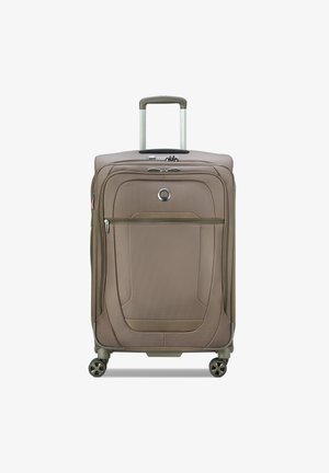 Bruin zachte koffer met een gestructureerde afwerking, een uitschuifbare handgreep, dubbele wielen en een voorzak met rits voor extra opbergruimte.