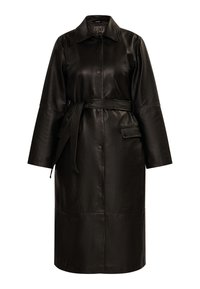 Cappotto lungo in pelle nera con colletto, vita regolabile con cintura e ampie tasche frontali. Progettato con maniche lunghe e chiusura a bottoni a pressione.