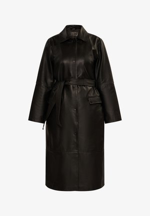 Fekete bőr hosszú kabát, gallérral, övvel a derékrészen és nagy elülső zsebekkel. Hosszú ujjakkal és patentos gombolással készült.