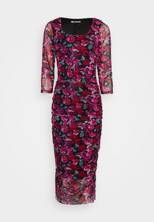 Robe fleurie à manches longues en voile, présentant un mélange de rose, violet et vert sur fond noir, corps froncé et ourlet au genou.