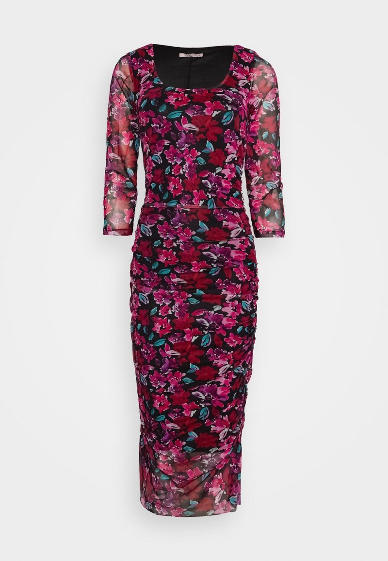 Robe fleurie à manches longues en voile, présentant un mélange de rose, violet et vert sur fond noir, corps froncé et ourlet au genou.