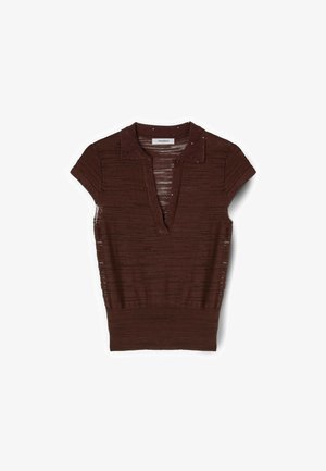 Braunes kurzärmliges Stricktop mit V-Ausschnitt, Kragen, geripptem Bund und dezent strukturiertem Streifenmuster, flach auf weißem Hintergrund gelegt.