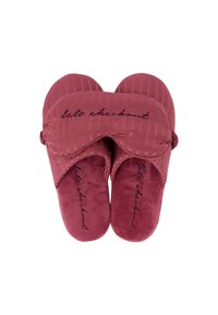 Bordowe kapcie z aksamitu z paskowanym wierzchem i wyściełaną wkładką z haftem „late checkout” w ciemnym kolorze.