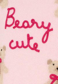 Różowa dzianina z haftowanym napisem "Beary cute" w jasnoróżowym kolorze oraz małymi ilustracjami misiów w neutralnych tonach.
