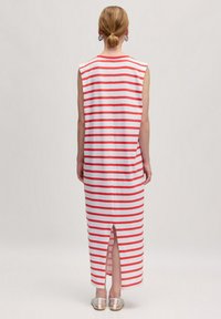 Gestreiftes, ärmelloses Kleid mit rot-weißen, horizontalen Streifen, Rücken-Schlitzdetails, aus leichtem Stoff. Glatte Textur, knöchellang.