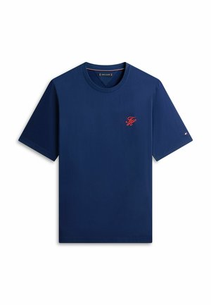 Marineblaue kurzärmelige T-Shirt mit Rundhalsausschnitt, kleinem rotem "FH"-Monogramm auf der Brust und winzigem Flaggenlogo am linken Ärmel.