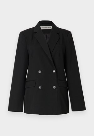 Crni blejzer s dvostrukim kopčanjem, oštrim reverima, dva prednja džepa i šest ukrasnih dugmadi. Glatka tkanina s krojem po mjeri.