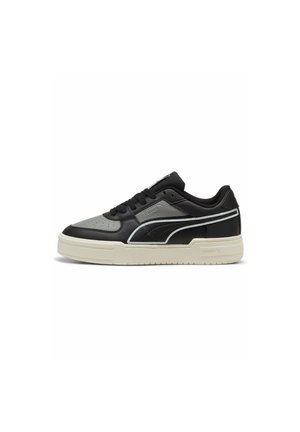 Niedriger schwarzer und grauer Sneaker mit weißer Sohle und weißem Seitenstreifen, mit Schnürverschluss und perforiertem Zehenbereich.