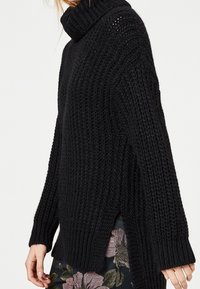 HALLHUBER Stickad tröja - black