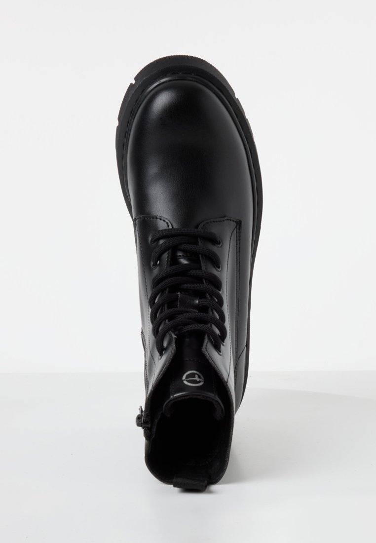 Bottine en cuir noir avec bout rond, fermeture à lacets à l'avant et zip sur le côté. Présente une semelle robuste avec un profil texturé et un détail logo circulaire.