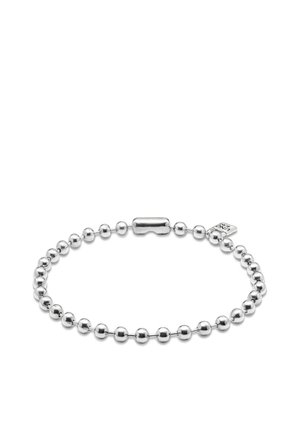 Pulsera de cuentas plateadas que presenta cuentas esféricas y un cierre ovalado liso. Incluye una pequeña etiqueta con el logotipo de la marca adjunta.