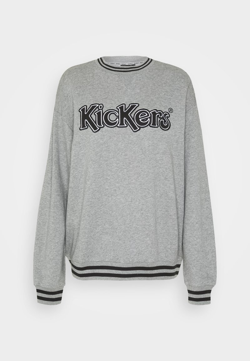 Sweat-shirt à manches longues gris clair avec poignets et ourlet rayés noir et blanc, arborant le logo "Kickers" en texte noir et blanc en gras sur le devant.